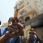 Un opositor al presidente egipcio, Mohamed Morsi,  sostiene un cartucho presuntamente utilizado por miembros de los Hermanos Musulmanes.