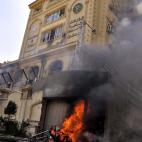 La sede de los Hermanos Musulmanes en El Cairo aún arde hoy después del asalto de ayer por opositores al régimen egipcio.