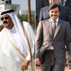 Hamad bin Khalifa Al Thani (izq), emir de Qatar, abdicó en su décimo hijo Tamim bin Hamad Al Thani (dcha), el segundo nacido de su segunda esposa. El antiguo emir tiene más de 20 hijos. El actual se consolidó como heredero después de que su...
