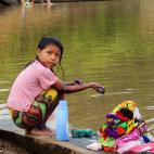 Una niña de la tribu Emberá lava la ropa en el rió Chucunaque.