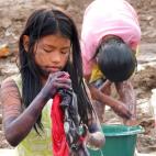 Niñas de la tribu Emberá lavan la ropa en el río.