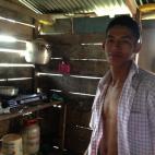 Un joven Emberá muestra la cocina de su cabaña.