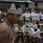 Un joven de la tribu Wounaan porta una corona hecha con chapas de latas.