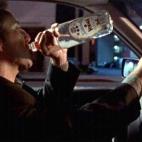 Si oculta la botella en una bolsa de papel o bebe alcohol a morro en el coche... americanada.