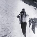 Refugiados cruzan las monta&ntilde;as cubiertas de nieve para escapar de Espa&ntilde;a a Francia durante la Guerra Civil.