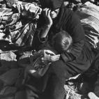 Una mujer refugiada de M&aacute;laga se sienta a descansar con su hijo en el camino a Barcelona, Valencia, o Alicante.