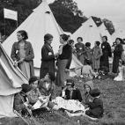 Nuevas llegadas a un campo de refugiados de espa&ntilde;oles durante la Guerra Civil.
