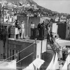 Residentes de Gibraltar y refugiados espa&ntilde;oles observan el bombardeo de Algeciras