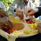 En Etiopía, utilizar platos individuales se considera un desperdicio. Todos comen del mismo plato y con la mano. El protocolo ante la mesa en ese país sugiere que la carne sea lo último que se come.