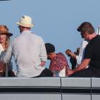 Fiestón de Elsa Pataky, Chris Hemsworth y Matt Damon en un yate en Ibiza.