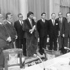 El 25 de octubre de 1977 los partidos políticos del momento firman una serie de acuerdos, fundamentalmente económicos y políticos, conocidos como Pactos de La Moncloa. De izquierda a derecha: Enrique Tierno Galván, Santiago Carrillo, José M...