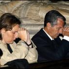 Ahora está en paz" y "en manos de Dios", dijo su hijo Adolfo Suárez Yllana al anunciar la inminente muerte de Adolfo Suárez.