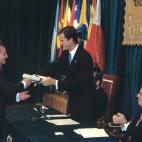 25 años después de su dimisión como presidente del Gobierno, Suárez recibió de manos del príncipe Felipe el premio Príncipe de Asturias de la Concordia en 1996 por su papel en la Transición.
