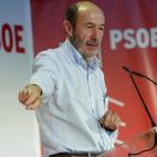 El exlíder del PSOE Alfredo Pérez Rubalcaba en Águilas (Murcia).