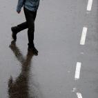 Una persona se protege de la lluvia con un paraguas en Valencia. 