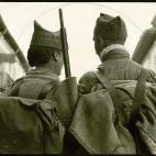 Madrid, 1936. Dos milicianos en direcci&oacute;n al frente.