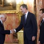 El ministro de Exteriores, Josep Borrell, el rey y Macron