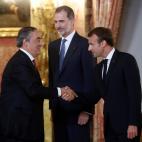 El l&iacute;der de la CEOE, Joan Rosell, el rey Felipe y Macron