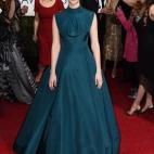 La actriz Felicity Jones, nominada como mejor actriz de drama por La teoría del todo, con vestido de Dior.