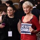 La Helen Mirren, nominada a mejor actriz de comedia o musical por Un viaje de diez metros, sostiene un cartel con el lema Je Suis Charlie (Yo soy Charlie).