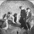 Alrededor de 1855: un grupo de niños jugando a las canicas (Foto del Hulton Archive/Getty Images)