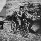 1870: Un niño sobre una bicicleta decorada con un caballo (Foto del Hulton Archive/Getty Images)