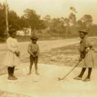 Sobre 1905: Tres niños juegan al golf con palos hechos de madera (Foto de Buyenlarge/Getty Images)