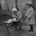Dos niñas juega con un muñeco de la sopa Campbell en marzo de 1912 en Nueva York. (Foto de Lewis W. Hine/Buyenlarge/Getty Images)