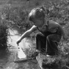 Alrededor de 1945: una niña juega con su barquito. (Foto de Lambert/Getty Images)