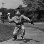 Sobre 1955: un niño lanza una pelota de béisbol en la calle. (Foto de Lambert/Getty Images)