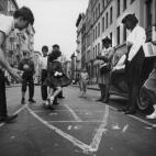 Alrededor de 1965: un grupo de niños juega en la calle en el Spanish Harlem. (Foto de Hulton Archive/Getty Images)