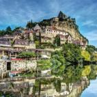 Beynac-et-Cazenac está situado sobre un acantilado del río Dordoña y justo en lo más alto está el castillo medieval que ha sido protagonista de varias películas, entre ellas Juana de Arco. Pasear por sus calles empedradas, visitar el casti...