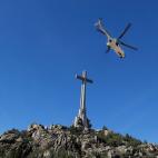 El helicóptero traslada los restos de Franco desde el Valle de los Caídos hasta Mingorrubio.