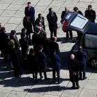 Familiares de Franco alrededor del coche fúnebre con los restos del dictador.