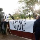  Varias personas despliegan una pancarta a favor del dictador a la entrada del Valle de los Caídos de donde serán exhumados los restos de Francisco Franco y trasladados al cementerio de El Pardo-Mingorrubio para su reinhumación.