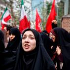 Un grupo de mujeres iran&iacute;es grita esl&oacute;ganes contra Estados Unidos en las inmediaciones de la embajada de este pa&iacute;s en Teher&aacute;n.