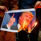 Una foto de Donald Trump gesticulando es quemada en Teher&aacute;n este mi&eacute;rcoles.