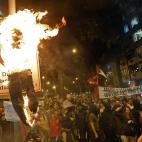 Protestas ciudadanas cerca del Palacio de Guanabara en Rio de Janeiro, producidas el pasado lunes 22 de julio. La Policía y los manifestantes antigobierno chocaron en las inmediaciones del Palacio, que acogía la ceremonia de bienvenida del Pap...