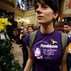 "Feminismo es la idea readical de que las mujeres son personas". La diputada de ERC, Marta Rosique a su llegada al Congreso con un ramo de flores amarillas.