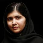 Malala inició su lucha en 2007, cuando los talibanes imponen su ley en el valle de Swat, hasta entonces una región turística y tranquila conocida popularmente como "la Suiza de Paquistán". Desde los 11 años, Malala, hija de un director de e...