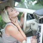Hidrátese con regularidad y lleve el coche aireado, dirigiendo la salida de aire del interior del vehículo hacia el cuerpo y brazos, nunca a los ojos.