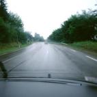Mantenga, en todo momento, las distancias de seguridad entre vehículos, y recuerde que con malas condiciones meteorológicas hay que aumentarla y reducir la velocidad.