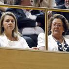 La secretaria general del PP y senadora, María Dolores de Cospedal, y la alcaldesa de Valencia, Rita Barberá, en la tribuna de invitados del Senado.