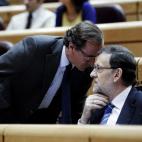 Rajoy escucha al portavoz del PP en el Congreso, Alfonso Alonso, durante las comparecencias de la oposición.