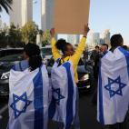 Et&iacute;opes con la bandera de Israel, en plena protesta.