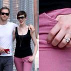 Adam Shulman le dio a la actriz de "The Dark Knight Rises" en noviembre de 2011 un anillo de seis quilates que le costó más de $150,000 dólares.
