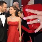 La actriz se comprometió con su co-estrella de "Black Swan" en diciembre de 2010 y le dio un diamante circular rodeado de otro círculo de hermosos diamantes más pequeños.