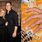 Jessica Simpson recibió de su ahora esposo Eric Johnson en 2010 este bello anillo de diamantes con rubí también de Neil Lane, valuado en más de $100,000 dólares.