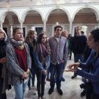 Una guía tunecina atiende a un grupo de turistas occidentales en el patio central del Museo del Bardo, tratando de recuperar la rutina.