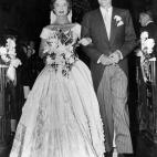 Su vestido de novia fue un diseño de Ann Lowe que necesitó más de 50 kilos de seda de color marfil. La boda se celebró el 12 de septiembre de 1953, y el vestido de la Jackie, medio siglo después, sigue siendo fuente de inspiración para mil...